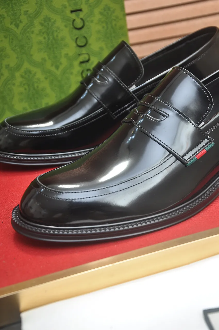 Men's shoes💰500💶Italy's top luxury men's shoe giant (GUCCI) (Gucci) (full cowhide lining) new arrival🍃Original European style🔰 Pleasant to the eye😍In order to make the shoes more durable and non-deformable🌀The production continues to follow traditional methods but there is still no lack of innovation💪Choose original sheepskin for the leather♻️ Smooth and natural And extra bright ⭐Made of imported cowhide, the first choice of rich people 38-45 (45 customized)